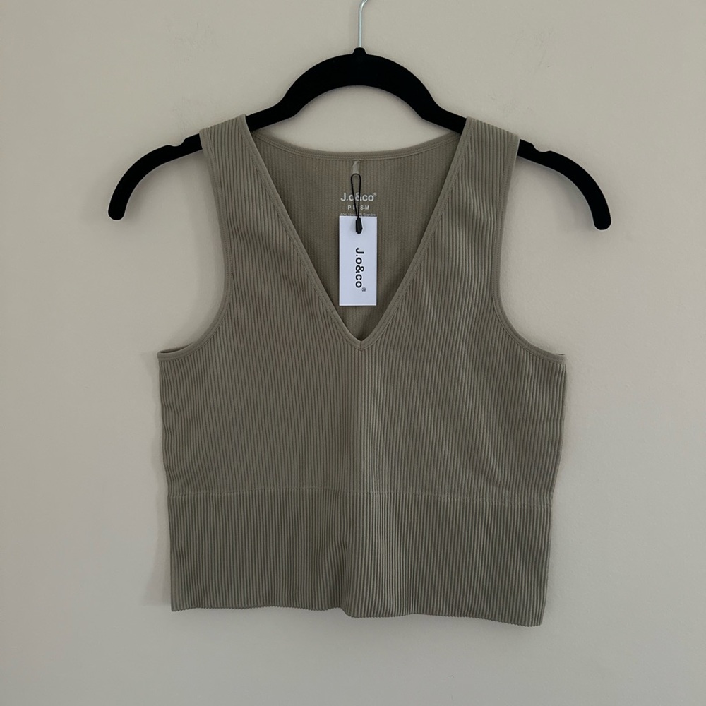 J.o & Co Ribbed V-Neck Crop Top in Olive